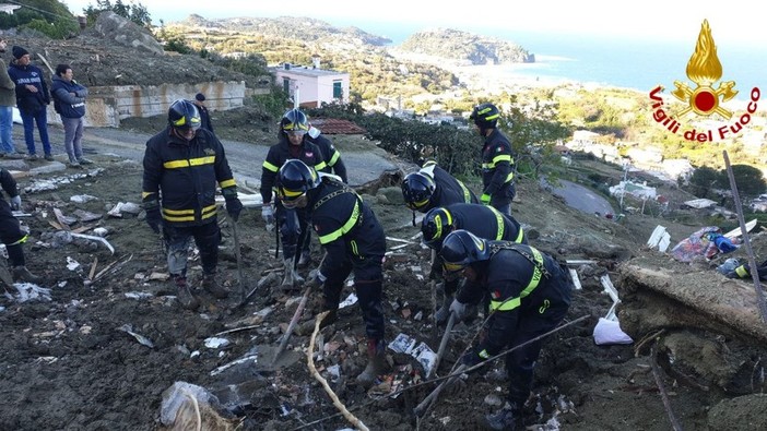 Frana a Ischia, recuperati i corpi di una bimba e di un'anziana. Si cercano gli altri dispersi Frana a Ischia, recuperati i corpi di una bimba e di un'anziana. Si cercano gli altri dispersi