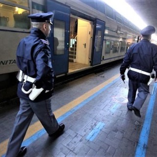 Molestie sul treno per Pavia: passeggero blocca un uomo, interviene la polizia