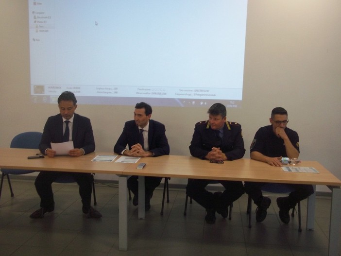 Vigevano, Polizia locale e amministrazione comunale fianco a fianco contro i "furbetti" dei rifiuti Vigevano, Polizia locale e amministrazione comunale fianco a fianco contro i "furbetti" dei rifiuti