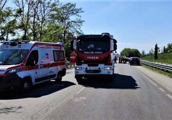 Tragedia nel Novarese: scontro tra furgone e auto, una donna perde la vita