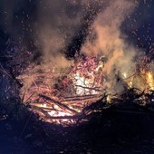 Falò batte pioggia: vince la tradizione. Sant’Antonio accende il cuore dell’Est Ticino