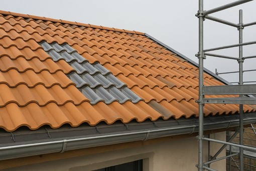 Dalla ristrutturazione agli interventi su edifici esistenti: perché le tegole portoghesi in vetro sono sempre più richieste