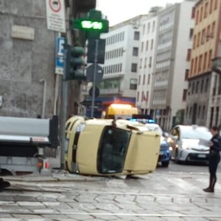 Milano: auto ribaltata in largo Augusto, donna ferita trasferita al Policlinico