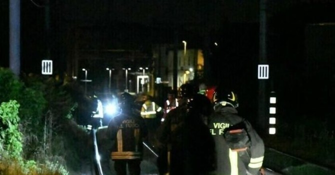 Tragedia alla stazione di Trecate: Forze dell’Ordine al lavoro per l’identificazione del giovane deceduto. Due feriti ancora in ospedale
