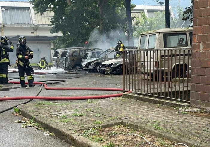 Abbiategrasso: maxi rogo alla Folletta, bruciate cinque auto parcheggiate in un cortile