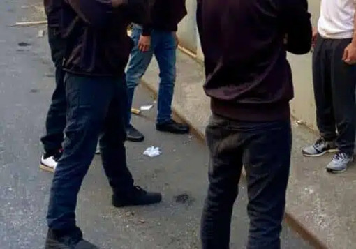 Abbiategrasso, 14enne aggredita da una coetanea: il branco filma e incita. Il caso scuote la città