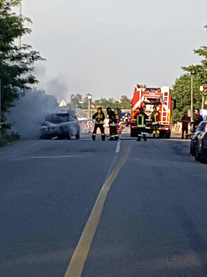 Auto in fiamme sulla Ceretto-Mortara, intervengono i Vigili del fuoco