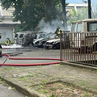 Abbiategrasso: maxi rogo alla Folletta, bruciate cinque auto parcheggiate in un cortile