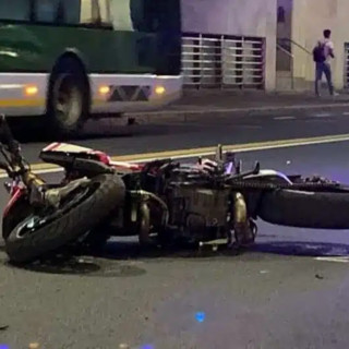 Motociclista perde il controllo del mezzo e muore nella notte a Milano