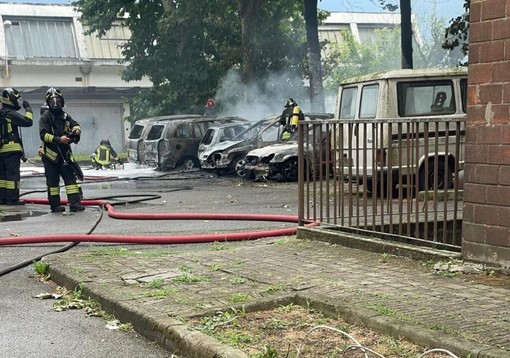 Abbiategrasso: maxi rogo alla Folletta, bruciate cinque auto parcheggiate in un cortile