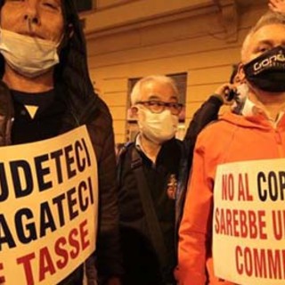 "Basta, siamo stremati": ristoratori in protesta alla Prefettura di Milano