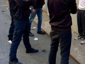 Abbiategrasso, 14enne aggredita da una coetanea: il branco filma e incita. Il caso scuote la città