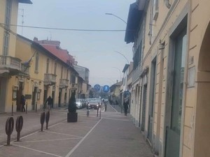 Magenta: giovane alterato dà in escandescenza: carabinieri, polizia locale e ambulanza sul posto