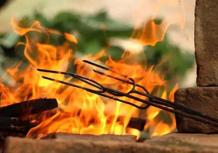 Durante la grigliata di Pasquetta butta accelerante sul fuoco, 16enne si ustiona il volto a Cesano Boscone Durante la grigliata di Pasquetta butta accelerante sul fuoco, 16enne si ustiona il volto a Cesano Boscone