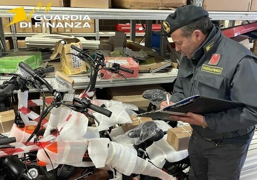 Milano, sequestrati 845 monopattini ed e-bike non conformi Milano, sequestrati 845 monopattini ed e-bike non conformi