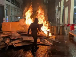 Violenze a Milano: feriti e 50 in Questura Violenze a Milano: feriti e 50 in Questura