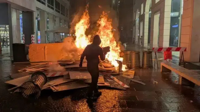 Violenze a Milano: feriti e 50 in Questura Violenze a Milano: feriti e 50 in Questura