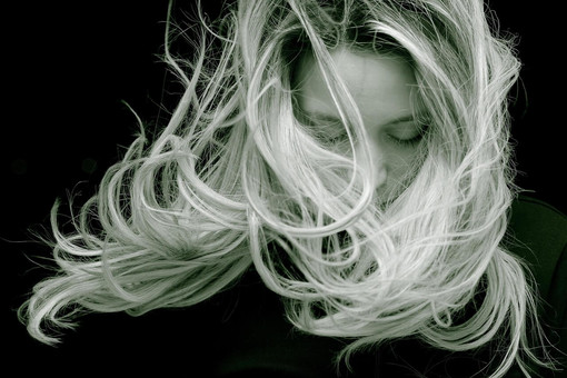 Routine di bellezza: integrare lo shampoo anticaduta nella cura quotidiana