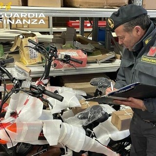 Milano, sequestrati 845 monopattini ed e-bike non conformi