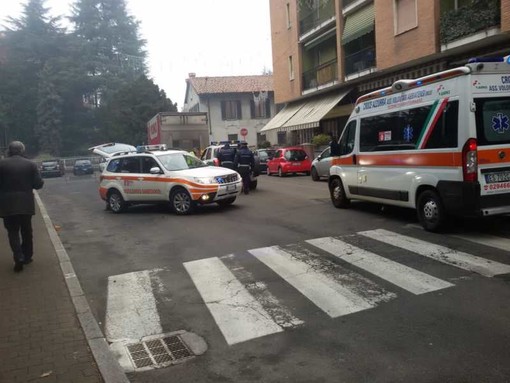 Magenta: incidente in via Santa Caterina, auto sbatte contro camion in sosta irregolare: un ferito lieve, strada chiusa