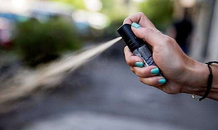Spray al peperoncino in una scuola di Pavia, soccorsi tre studenti e una donna 43enne Spray al peperoncino in una scuola di Pavia, soccorsi tre studenti e una donna 43enne