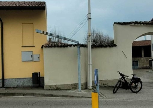 Boffalora sopra Ticino: demolita (di nuovo) la sbarra prima del ponte sul naviglio