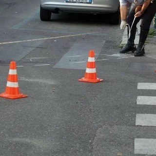Milano, coppia di anziani travolti da un'auto sulle strisce: lui è morto, lei è gravissima
