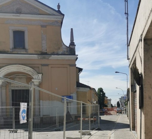 Magenta: caduta rovinosa davanti alla chiesa di San Rocco, ciclista in difficoltà soccorso dai commercianti