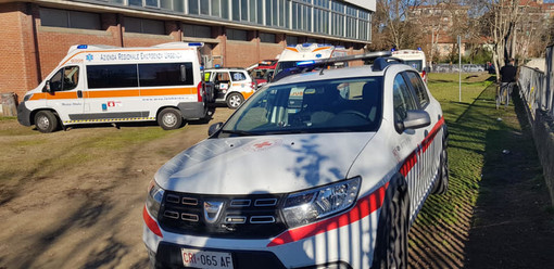 Ambulanze e automediche impegnate nel soccorrere gli studenti del Cardano di Pavia