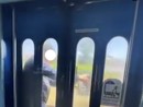 Aggrappato al treno in movimento per un selfie