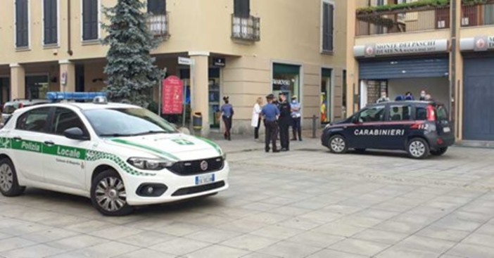 Magenta: armato di coltello tenta due rapine nel centro, ma è costretto a fuggire