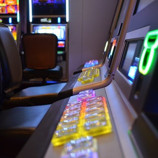 Lomello: spaccata in un bar, ladri in fuga con due cambiamonete delle slot machine
