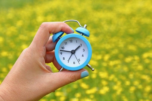 Ora legale dal 30 marzo, torna il quesito: fa bene o male?