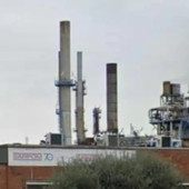 Trecate, grave infortunio alla raffineria Sarpom: operaio investito da un mezzo pesante