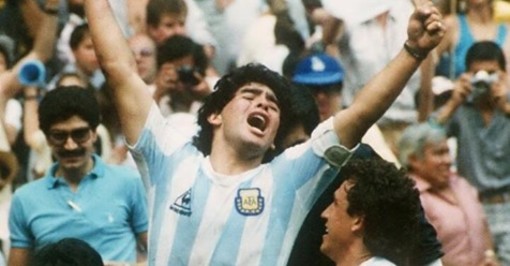 Da Baires a Napoli, passando per i Mondiali 1986: la vita di Maradona, una corsa verso l’imperitura leggenda