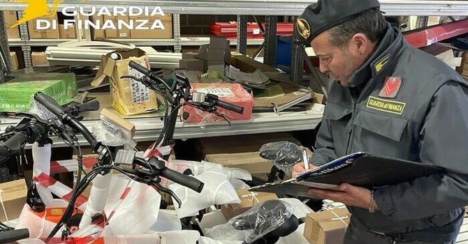 Milano, sequestrati 845 monopattini ed e-bike non conformi