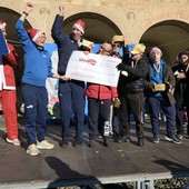 Oltre 700 cappellini rossi hanno dato vita alla 7° Scarpadoro di Natale Oltre 700 cappellini rossi hanno dato vita alla 7° Scarpadoro di Natale