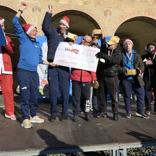 Oltre 700 cappellini rossi hanno dato vita alla 7° Scarpadoro di Natale