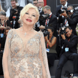 Sandra Milo, vandalizzata la tomba. La figlia Azzurra: &quot;Un giorno anche tu finirai sotto terra...&quot;