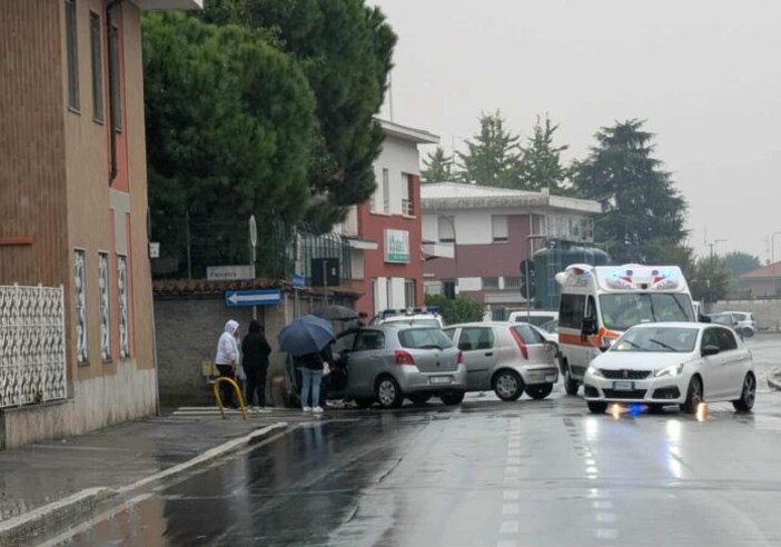 Magenta: scontro tra due auto in via Crivelli