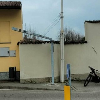 Boffalora sopra Ticino: demolita (di nuovo) la sbarra prima del ponte sul naviglio