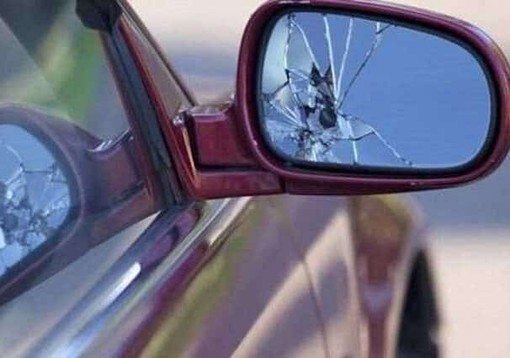 Magenta: ex agente della Polizia locale manda in fumo la truffa dello specchietto Magenta: ex agente della Polizia locale manda in fumo la truffa dello specchietto