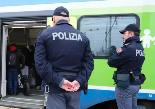 Aggressione su un treno diretto a Magenta: giovane soccorso dopo una rapina con spray al peperoncino Aggressione su un treno diretto a Magenta: giovane soccorso dopo una rapina con spray al peperoncino