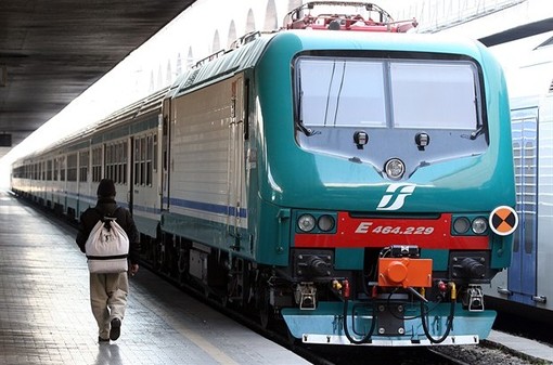 Soppressioni e maxi ritardi. Tre giorni di disagi per i pendolari sulla Pavia-Vercelli Soppressioni e maxi ritardi. Tre giorni di disagi per i pendolari sulla Pavia-Vercelli