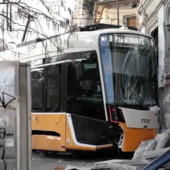 Tram deragliato, "il conducente era al telefono fino a 12 secondi prima"