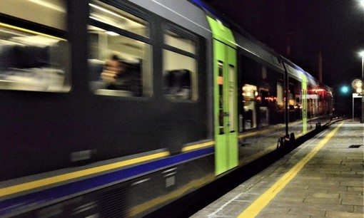 Sputi e calci contro capotreno e passeggero e vetro delle porte sfondato: vandali scatenati sulla linea Milano-Varese
