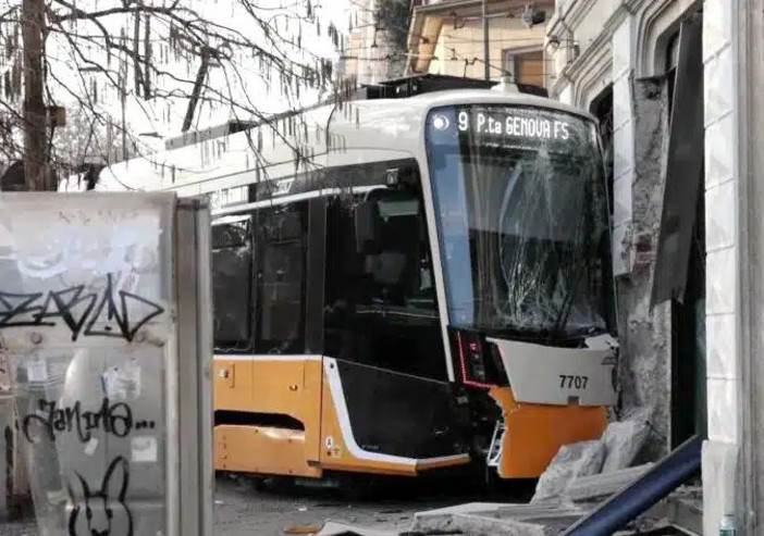 Tram deragliato, "il conducente era al telefono fino a 12 secondi prima"