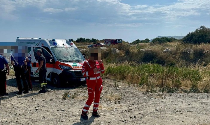 Tragedia sulla riviera ligure, surfista lombardo muore scaraventato sugli scogli dal vento Tragedia sulla riviera ligure, surfista lombardo muore scaraventato sugli scogli dal vento