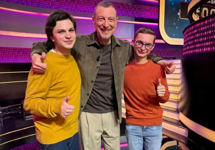 Magenta: Matteo Podda e Riccardo Gallazzi a The Cage con Amadeus, i due giovani talenti pronti a conquistare il pubblico