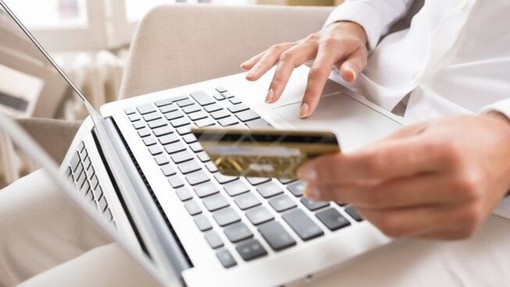 Gropello, fotografa la carta postepay della collega e fa 6 acquisti online: scoperto e denunciato per la seconda volta un 16enne Gropello, fotografa la carta postepay della collega e fa 6 acquisti online: scoperto e denunciato per la seconda volta un 16enne